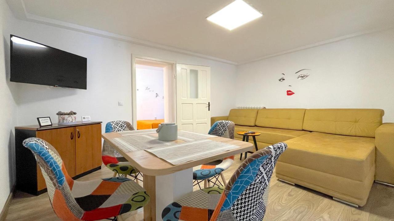 Well Prettyplaces Apartment 001 Brasov Bagian luar foto